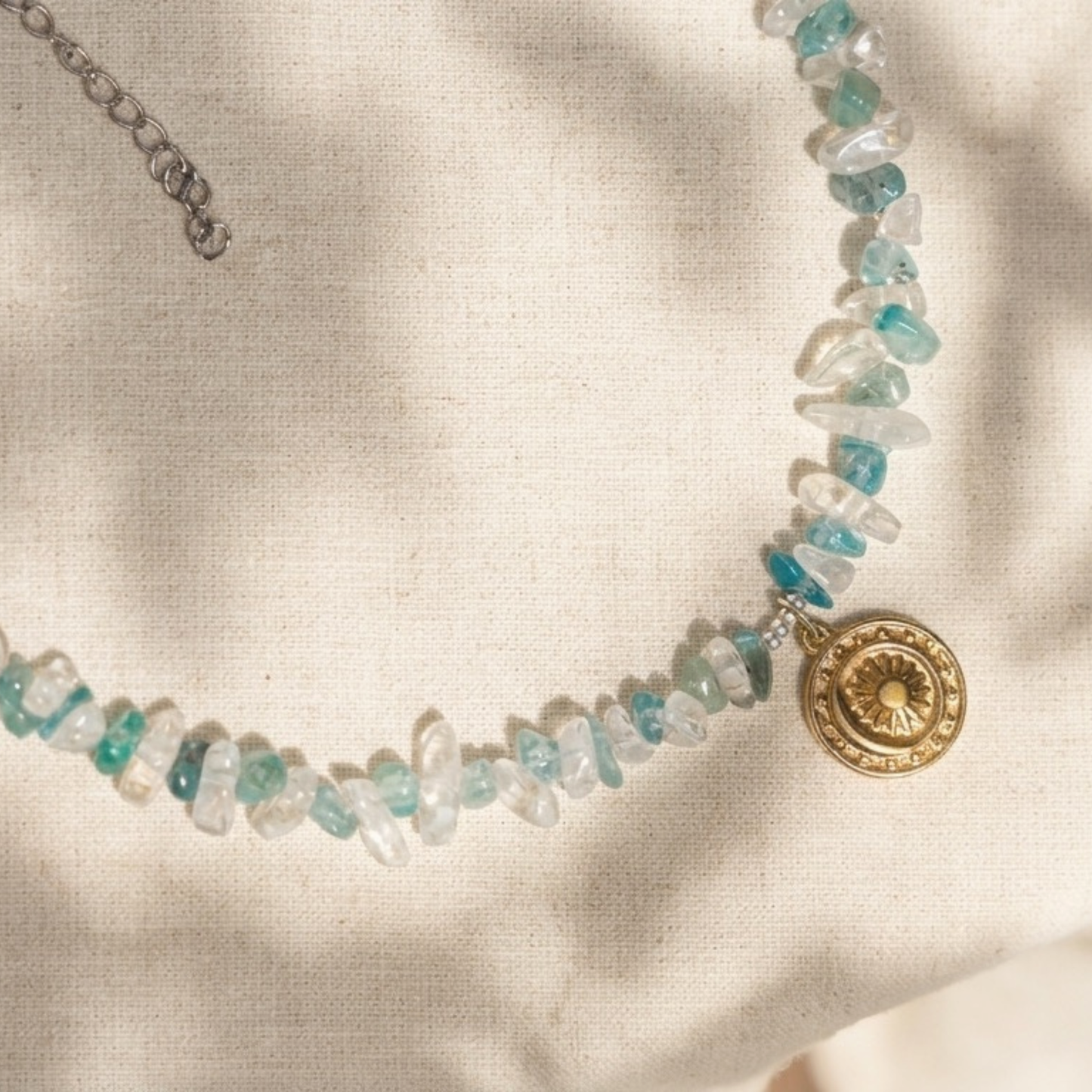 Collar Argentina con aguamarina y cuarzo natural sobre fondo blanco, dije dorado artesanal MolaMon Barcelona