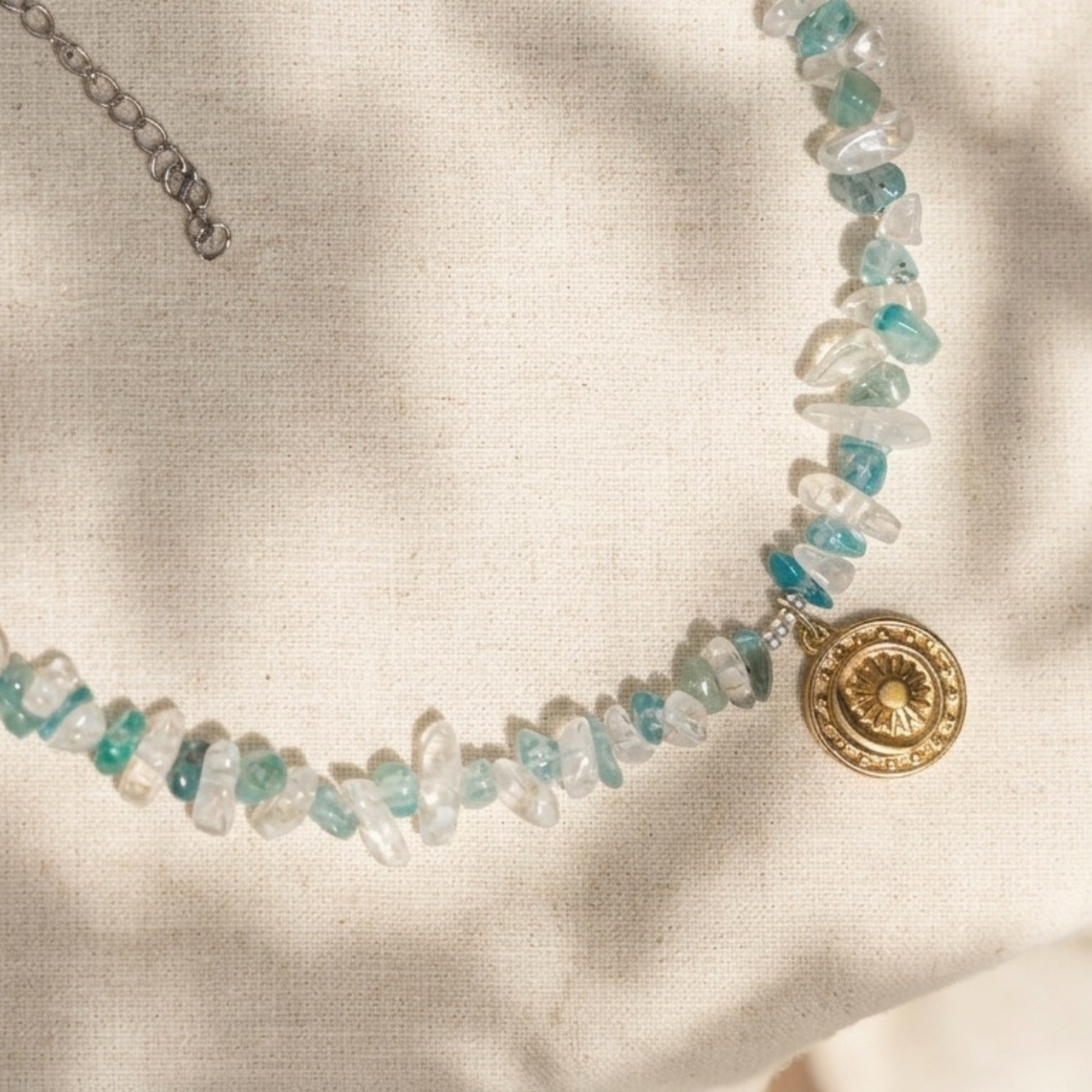 Collar Argentina con aguamarina y cuarzo natural sobre fondo blanco, dije dorado artesanal MolaMon Barcelona