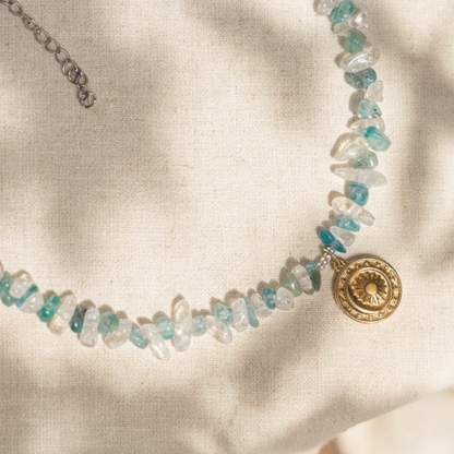 Collar Argentina con aguamarina y cuarzo natural sobre fondo blanco, dije dorado artesanal MolaMon Barcelona