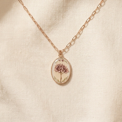 Collar artesanal con flores rosas naturales y detalles botánicos verdes, hecho a mano en Barcelona