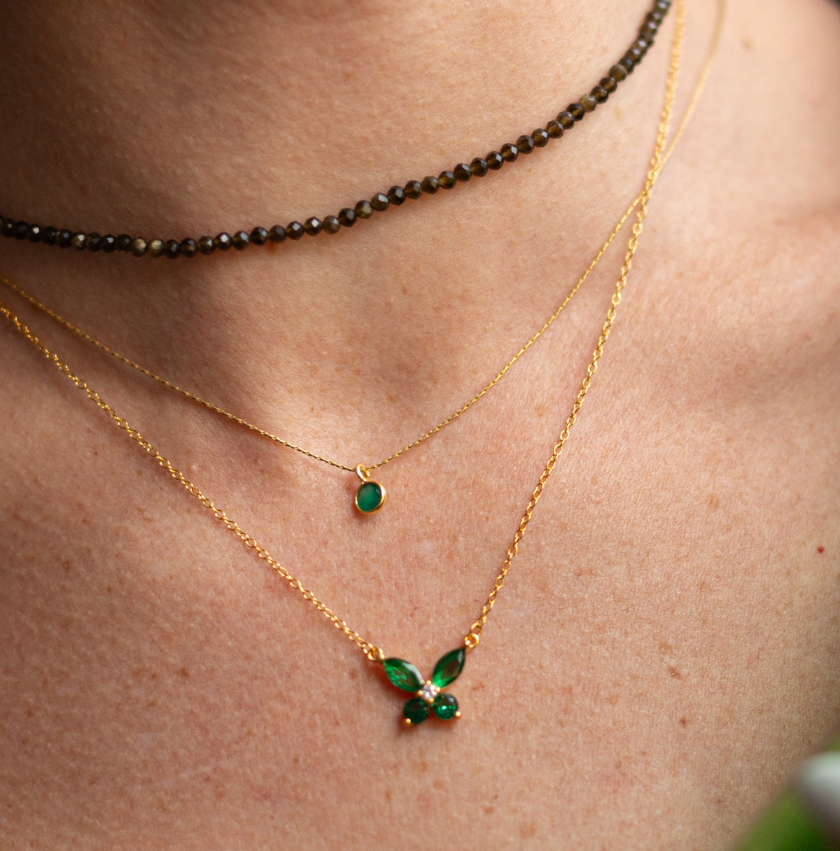 Collar con colgante de mariposa verde esmeralda, joya hecha a mano en El Born, Barcelona