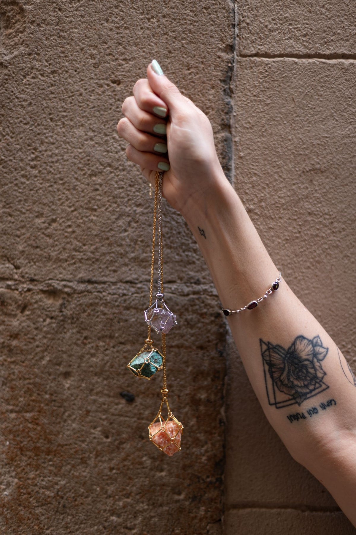Collar jaula para llevar cristales y minerales intercambiables, en MolaMon, El Born, Barcelona