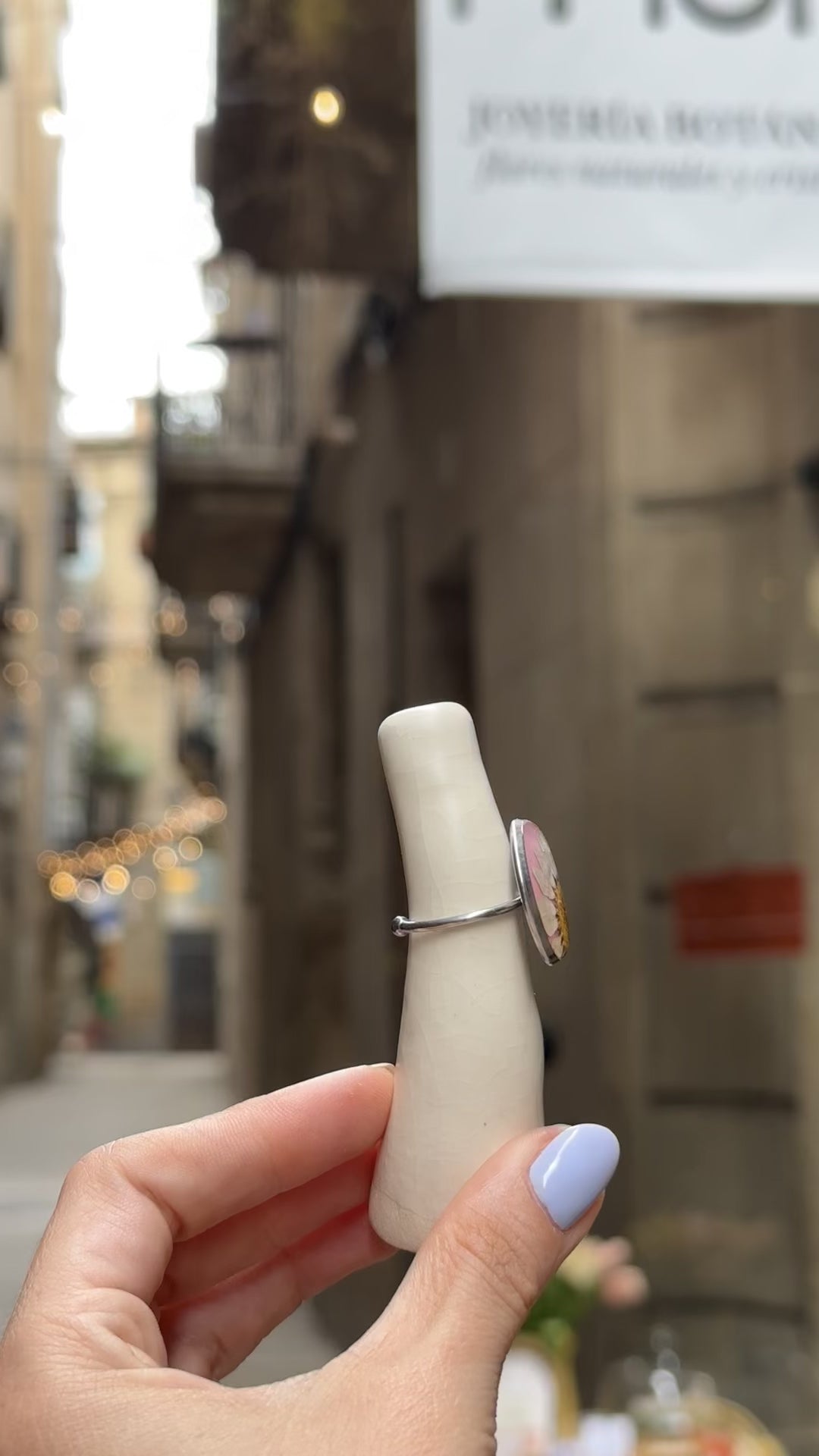 Anillo de margarita natural en resina, joyería botánica hecha a mano en Barcelona.