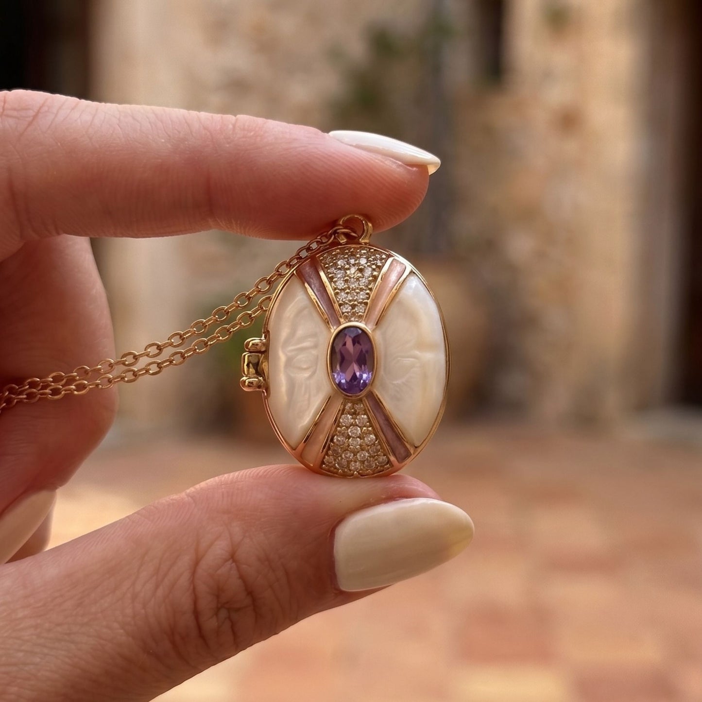 Relicario Ovalado Barcelona — Colgante Vintage Chapado en Oro