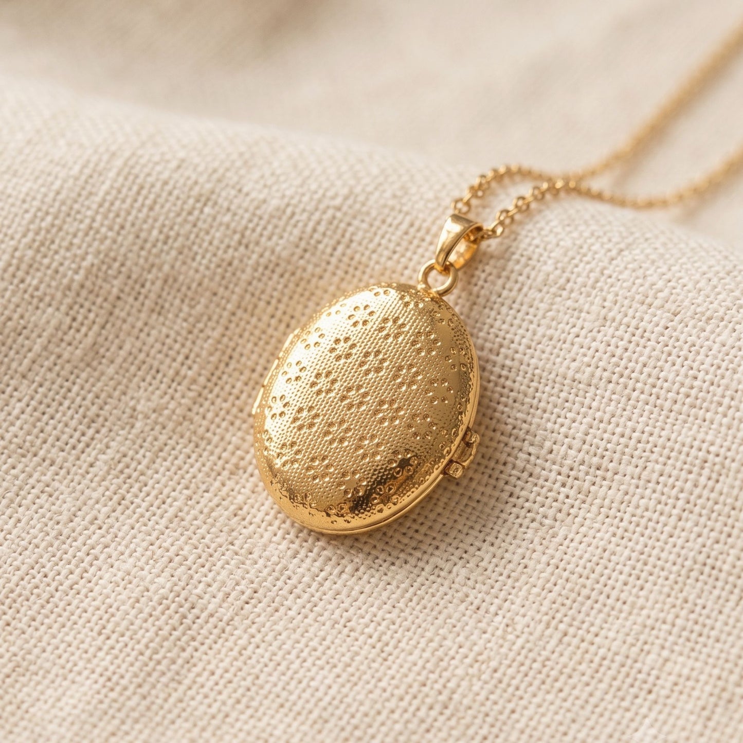 Relicario Ovalado Barcelona — Colgante Vintage Chapado en Oro